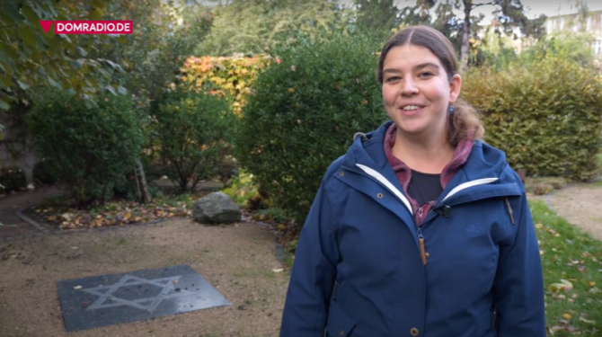 Referentin Anne Phlak stellt den Garten der Religionen vor