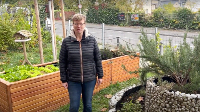 Tanja Scherer stellt das Gartenprojekt für und mit wohnungslosen Menschen vor